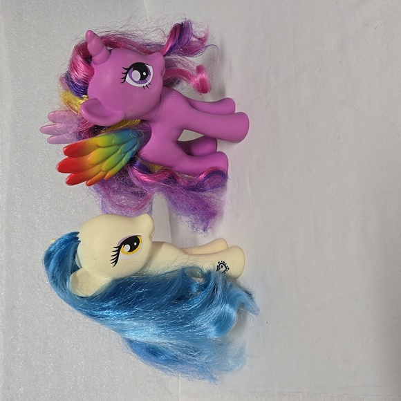 2 My Little Pony 2010 Plastic Figure Pegasus Rainbow & Yellow Seashell Blue Hair - Picture 6 of 10